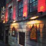 красная подсветка на домах Королевской Мили в Эдинбурге